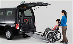 スロープで車椅子